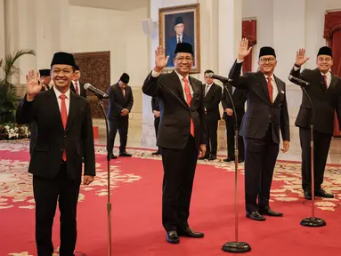 Pejabat baru Menteri ESDM Bahlil Lahadalia (kiri), Menkumham Supratman Andi Atgas (kedua kiri), Kepala BKPM/Menteri Investasi Roslan Roeslani (kedua kanan) dan Wamen Kominfo Angga Raka Prabowo (kanan) bersiap mengikuti pelantikan di Istana Negara, Jakarta, Senin (19/8/2024). (Yasuyoshi CHIBA / AFP)