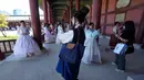 Selama perayaan ini, sebagian penduduk Korea Selatan mengenakan pakaian tradisional Korea, sebagai bentuk penghormatan terhadap warisan budaya. (AP Photo/Ahn Young-joon)