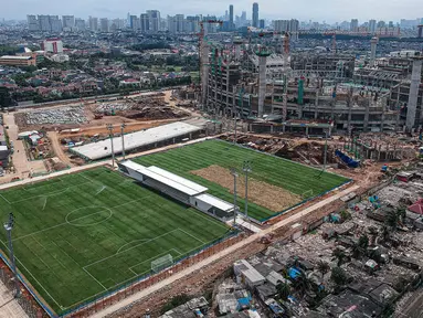 Foto dari udara menunjukkan lapangan latih Jakarta International Stadium (JIS), Jakarta, Senin (28/12/2020). JIS direncanakan mempunyai lapangan utama yang dapat menampung penonton hingga 82 ribu dengan fasilitas berstandar internasional. (Liputan6.com/Faizal Fanani)