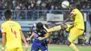 Pemain Sriwijaya FC, Abdoulaye Maiga, berebut bola dengan bek Arema, Fabiano Belrame, pada laga semifinal leg pertama Piala Presiden di Stadion Kanjuruhan, Malang, Sabtu (3/10/2015). Sriwijaya imbangi Arema 1-1. (Bola.com/Kevin Setiawan)