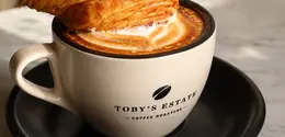 Kopi dan pastry di Toby's Estate. (dok. Instagram @tobysestateid)