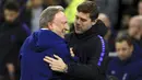 Pelatih Tottenham Hotspur, Mauricio Pochettino, berbincang dengan pelatih Cardiff City, Neil Warnock, pada laga Premier League di Stadion Cardiff City, Selasa (1/1). Tottenham Hotspur menang 3-0 atas Cardiff City. (AP/Mark Kerton)