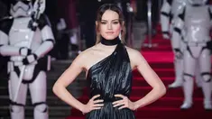 Aktris Daisy Ridley berpose setibanya pada pemutaran perdana film Star Wars: The Last Jedi di Royal Albert Hall, London, Selasa (12/12). Ridley mengenakan gaun rancangan Raf Simons untuk Calvin Klein dengan material tak biasa (Vianney Le Caer/Invision/AP)
