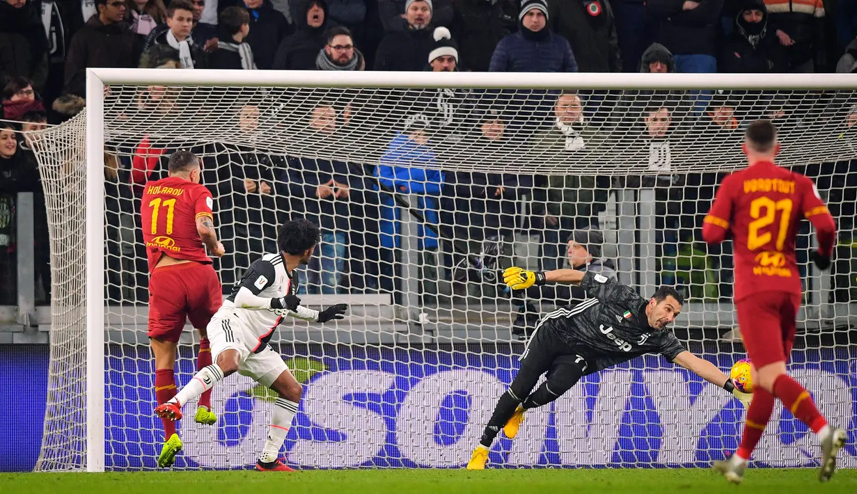 Pemain AS Roma Aleksandar Kolarov (kiri) menendang bola ke gawang Juventus yang dijaga Gianluigi Buffon pada pertandingan Coppa Italia di Turin, Italia, Rabu (22/1/2020). Juventus menggilas AS Roma 3-1 dan berhasil lolos ke semifinal. (Luciano Rossi/LaPresse via AP)