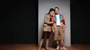 Gaya couple Ruben Onsu dan Sarwendah saat photoshoot. Ruben memadukan kaus putih dengan jaket dan celana selutut dari sebuah brand, sedangkan Sarwendah memilih mengenakan inner dan legging hitam yang kemudian ditumpuk dengan jaket, mini pants, dan high boots dari satu brand yang sama. [Foto: Instagram/ruben_onsu]