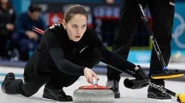 Atlet Curling dari Rusia Anastasia Bryzgalova konsentrasi saat melempar batu dalam pertandingan curling di Olimpiade Musim Dingin 2018 di Gangneung, Korea Selatan (10/2). (AP Photo / Natacha Pisarenko)