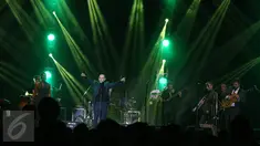 Kelompok jazz pop Matt Bianco saat menghibur penonton pada konser Matt Bianco Indonesia Tour 2016, Jakarta, Jumat, (1 /4). Matt Bianco akan hadir di tiga kota, yaitu Jakarta, Jogjakarta, dan Bali. (Liputan6.com/Herman Zakharia)