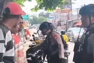 Tim Patroli Perintis Presisi Polres Metro Depok saat memeriksa sejumlah debt collector yang beroperasi di wilayah Depok. (Istimewa)