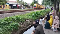 Lori, kendaraan khusus yang digunakan oleh petugas KAI untuk memeriksa jalur perlintasan kereta api jadi tontonan warga saat melintas di jalur Kabupaten Purwakarta. Foto (Liputan6.com/Asep Mulyana)