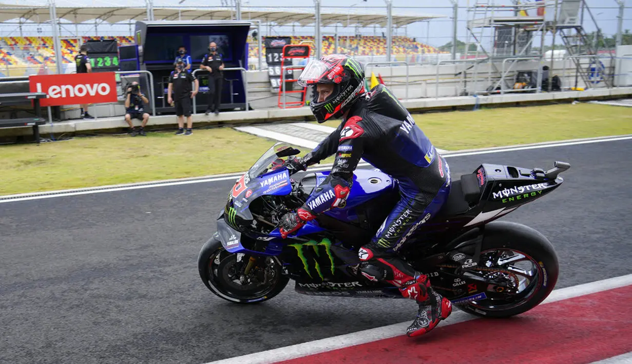 Pembalap Monster Energy Yamaha MotoGP asal Prancis Fabio Quartararo mengendarai motornya dari garasi saat sesi latihan bebas pertama di Pertamina Mandalika International Street Circuit, Mandalika, Lombok Tengah, Nusa Tenggara Barat, Jumat (18/3/2022). (AP Photo/Achmad Ibrahim)