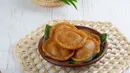 Kue kucur ini berbentuk bulan pipih, rasanya manis dan cara membuatnya hanya digoreng dengan sedikit minyak. (Edgunn/shutterstock)