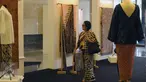 Pengunjung melintas di depan deretan batik yang dipamerkan pada WARISAN 2016 di Jakarta, Kamis (25/8). Pameran wastra batik ini menampilkan beragam jenis batik baik tulis maupun cap dengan nuansa yang berbeda. (Liputan6.com/Helmi Fithriansyah)