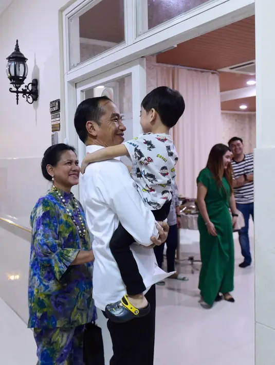 Presiden Joko Widodo menggendong Jan Ethes saat menjenguk kelahiran La Lembah Manah didampingi Ibu Negara Iriana di RS PKU Muhammadiyah, Surakarta, Jumat (15/11/2019). Jokowi tampak mesra dengan cucu keduanya tersebut. (Foto: Kris-Biro Pers Sekretariat Presiden)
