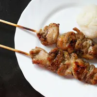 Ilustrasi sate ayam lada hitam./Copyright shutterstock.com/g/MIAStudio