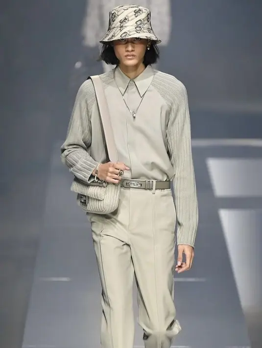 Untuk aksesoris, Rizal Rama mengenakan bucket hat , sling bag, dan kalung, anting, cincing, hingga gelang. Sebagai pelengkap ia mengenakan belt warna serupa dengan outfitnya.@rizal_ramaa