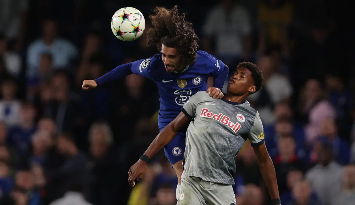 Bek Chelsea, Marc Cucurella (kiri) memenangi duel udara dengan striker RB Salzburg, Chikwubuike Adamu pada laga fase Grup E Liga Champions 2022/2023 di Stamford Bridge, London (14/9/2022). Didatangkan dengan harga mahal oleh Chelsea pada awal musim 2022/2023, nilai pasar Marc Cucurella turun 15 juta euro dari 55 juta euro (Rp899 miliar) menjadi 40 juta euro (Rp654 miliar). (AFP/Adrian Dennis)