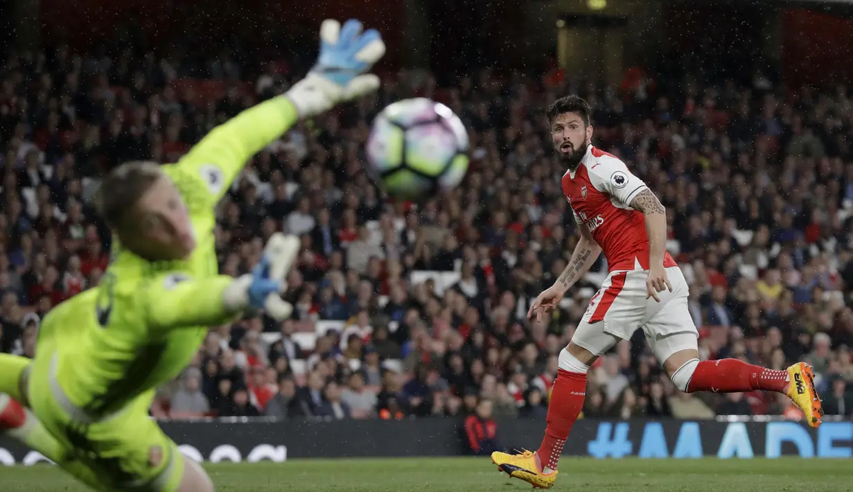Aksi pemain Arsenal, Olivier Giroud saat melepaskan tembakan ke arah gawang Sunderland pada lanjutan Premier League di Emirates Stadium, London, (16/5/2017). Arsenal menang 2-0. (AP/Matt Dunham)