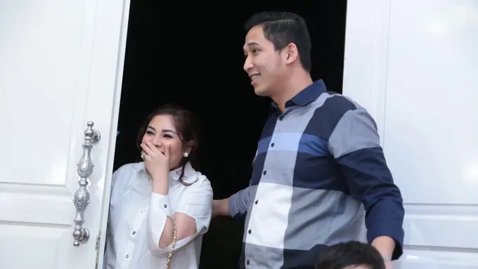 [Bintang] Nindy Ayunda Ultah Perkawinan