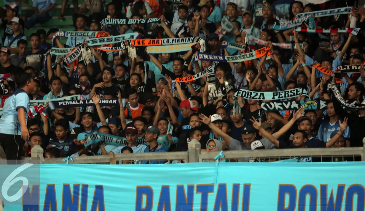 Suporter Persela membentangkan syal saat menyaksikan Laskar Joko Tingkir melawan Persija di Torabika Soccer Championship presented by IM3 Ooredoo di Stadion GBK Jakarta, Jumat (13/5). Perselakalah 1-2 dari Persija. (Liputan6.com/Helmi Fithriansyah)