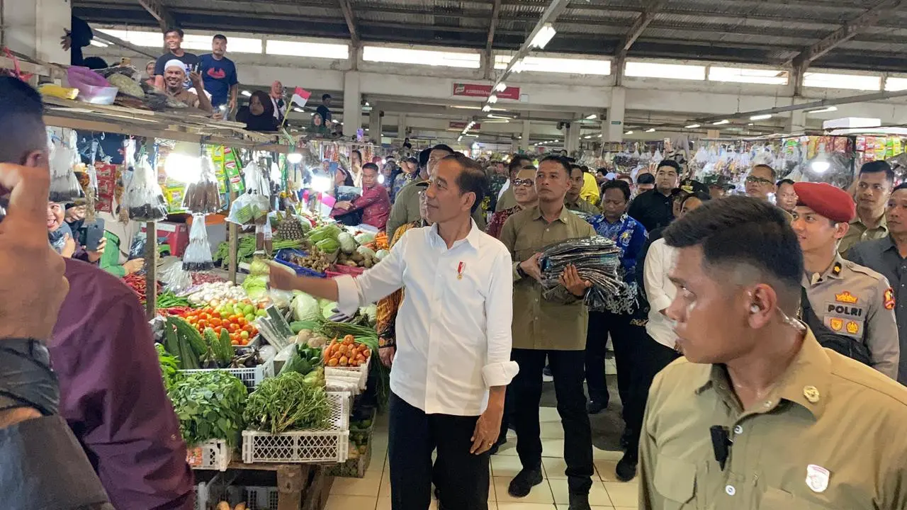Presiden Joko Widodo (Jokowi) saat mengunjungi Pasar Sanggam Adji Dilayas di Kabupaten Berau, Kalimantan Timur.
