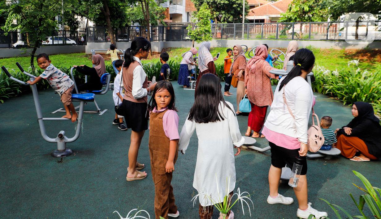 Sejumlah warga saat berwisata di Tebet Eco Park, Tebet, Jakarta, Senin (15/4/2024). (Liputan6.com/Herman Zakharia)