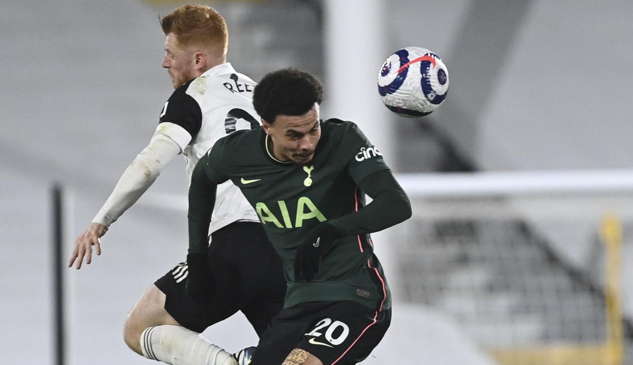 Penyerang Tottenham Hotspur, Dele Alli, duel udara dengan pemain Fulham, Harrison Reed, pada laga Liga Inggris di Stadion Craven Cottage, Kamis (4/3/2021). Tottenham Hotspur menang dengan skor 1-0. (Neil Hall/Pool via AP)