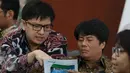 Dirut PT Pertamina Elia Massa Manik (tengah) melihat dokumen saat perkenalan dengan media di Gedung Pertamina, Jakarta, Kamis (16/3). Elia dipilih berdasarkan keputusan dari Rapat Umum Pemegang Saham (RUPS). (Liputan6.com/Angga Yuniar)