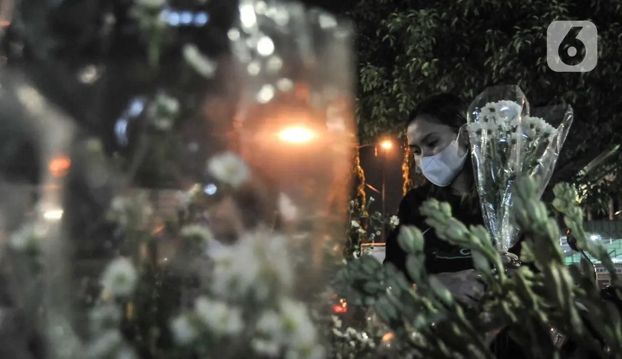 Warga memilih bunga hias di Pasar Rawamangun, Jakarta, Rabu (12/5/2021). Berburu bunga hias seperti sedap malam dan krisan merupakan salah satu tradisi warga muslim di Ibu Kota untuk digunakan sebagai penghias rumah saat perayaan Idul Fitri. (merdeka.com/Iqbal S. Nugroho)