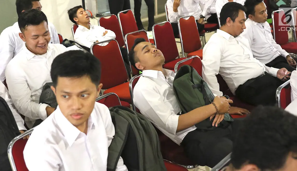 Peserta menunggu tes Seleksi Kompetensi Dasar (SKD) calon pegawai negeri sipil (CPNS) di Gedung Wali Kota Jakarta Selatan, Jumat (26/10). Tes SKD CPNS untuk sesi pertama molor di sejumlah tempat. (Liputan6.com/Immanuel Antonius)