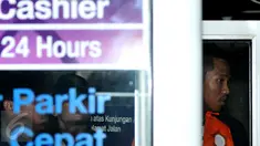 Polda Metro Jaya menggelar rekonstruksi pembunuhan Asep Suryadi, petugas parkir di Pusat Perbelanjaan Senayan, Jakarta, Jumat (2/10/2015). Reka ulang ini diperagakan langsung oleh tersangka, Ali Akbar alias Ali Tomket. (Liputan6.com/Andrian M Tunay)