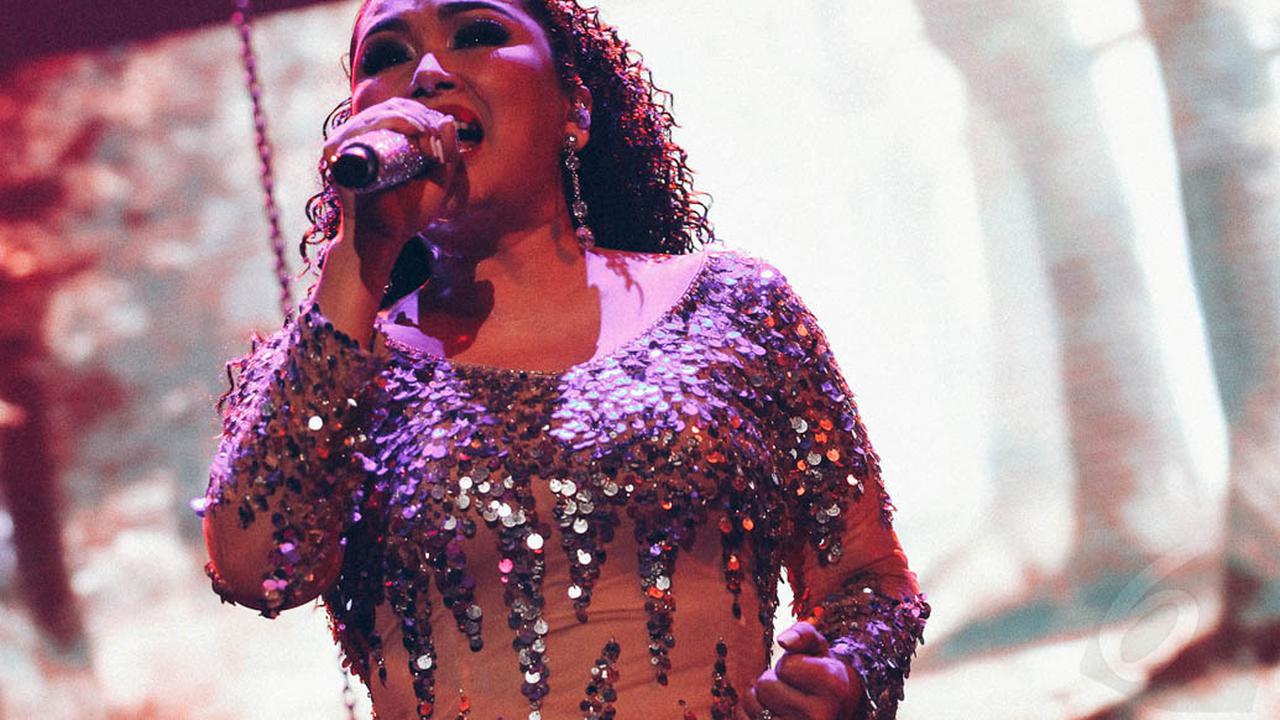 Aksi Titi DJ Hangatkan Colosseum Club