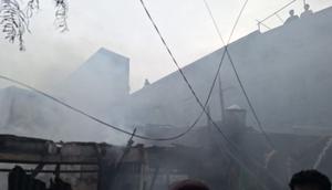 Kebakaran pemukiman warga di Jalan Tomang Banjir Kanal, Gang Pelita 08, Kelurahan Jati Pulo RW 04, Kecamatan Palmerah, Kota Jakarta Barat, pada Minggu (16/11/2025) sore. (Foto. Antara)