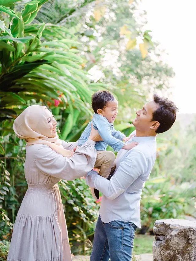 Menikah Tanpa Pacaran, Ini 6 Momen Manis Fedi Nuril dan Istri