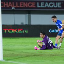 Pemain Dewa United, Egy Maulana Vikri mencetak gol ke gawang Tainan City FC pada matchday kedua Grup E AFC Challenge League 2025/2026 di Stadion Indomilk Arena, Rabu (29/10/2025) malam WIB. (Bola.com/M Iqbal Ichsan)