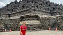 Arthur Irawan selalu tampil kece saat di luar lapangan. Dengan mengenakan jersey Liverpool, pemain kelahiran 3 Maret 1993 ini terlihat menikmati liburan di Candi Borobudur. Potret kecenya ini mencuri perhatian. (Liputan6.com/IG/@arthurirawan)