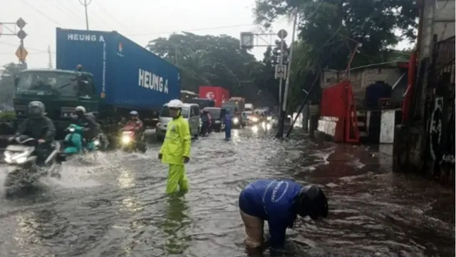 Petugas Suku Dinas Sumber Daya Air (SDA) Jakarta Barat menguras sampah yang menyumbat tali-tali air pada sejumlah titik ruas jalan untuk mengatasi banjir di wilayah Cengkareng.