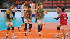 Pemain Timnas voli putra Indonesia merayakan raihan poin saat melawan Vietnam di babak semifinal SEA Games 2025 di Indoor Stadium Huamark, Bangkok, Thailand, Kamis (18/12/2025). Mengalahkan Vietnam, Timnas voli putra Indonesia memastikan tiket laga final SEA Games 2025 Thailand. (Bola.com/Bagaskara Lazuardi)