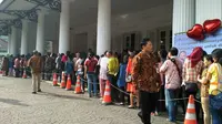 Warga antre untuk foto bersama Gubernur DKI Jakarta Basuki Tjahaja Purnama atau Ahok di Balai Kota (Liputan6.com/ Ika Defianti)