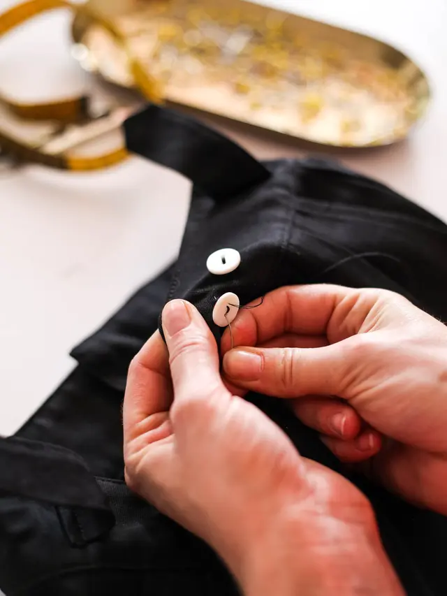 4 Langkah Simpel Memasang Kancing Baju Sehingga Terpasang Rapi dan Kuat