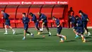 Para pemain Sevilla berlatih jelang menjamu Manchester United (MU) pada leg pertama babak 16 besar Liga Champions di Ciudad Deportiva, Stadion Ramon Sanchez Pizjuan, Sevilla, Spanyol, Selasa (20/2). (Cristina Quicler/AFP)