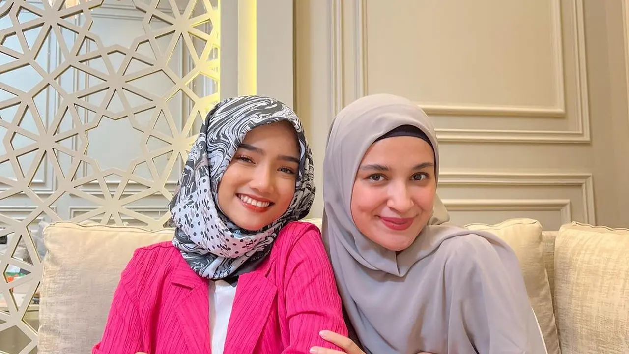 Fuji Berhijab Bareng Shireen Sungkar