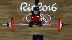 Dalam perlombaan yang digelar di Pavilion 2 Riocentro,Rio De Janeiro, Brasil, Sri Wahyuni membukukan total angkatan 192 kg (85 kg Snatch dan 107 kg Clean & Jerk). (AFP/Pool/Stoyan Nenov)