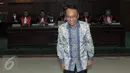 Mantan Menteri ESDM Jero Wacik memberikan senyuman jelang mengikuti sidang pembacaan putusan sela di Pengadilan Tipikor, Jakarta, Selasa (6/10/2015). Pada sidang tersebut Majelis hakim menolak nota keberatan Jero Wacik. (Liputan6.com/Andrian M Tunay)