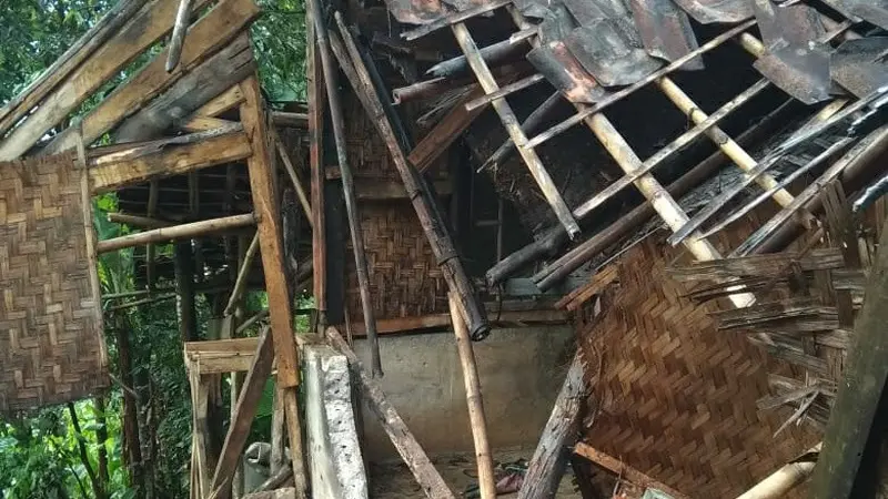Lima rumah di Desa Cisarua, Kecamatan Nanggung, Kabupaten Bogor, Jawa Barat rusak akibat pergerakan tanah.