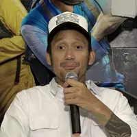 Tora Sudiro memberikan klarifikasi terkait foto yang menunjukkan jari tengahnya saat rilis media bersama kepolisian.
