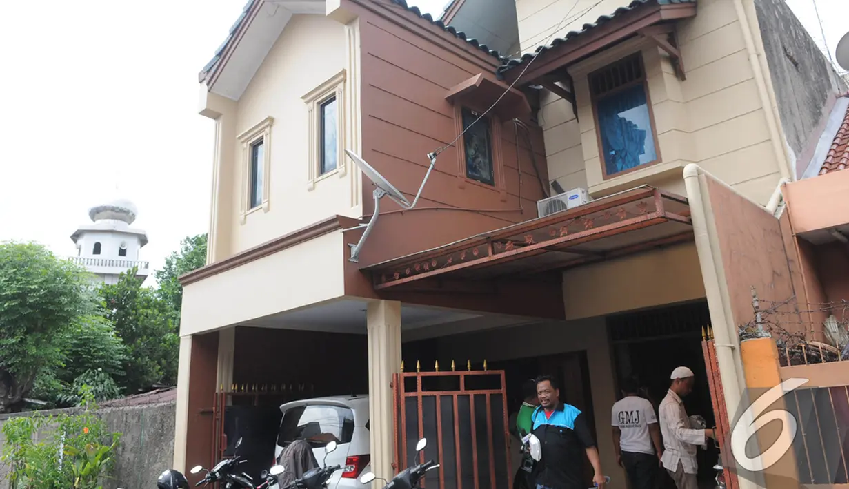 Fahrurrozi kini tinggal di Jalan Jatinegara Timur III, nomor 8, RT 04/RW 04 Kelurahan Rawabunga, Jatinegara, Jakarta Timur. Ia menjadikan rumahnya sebagai kantor gubernur. Foto diambil pada Rabu (3/12/2014). (Liputan6.com/Herman Zakharia) 