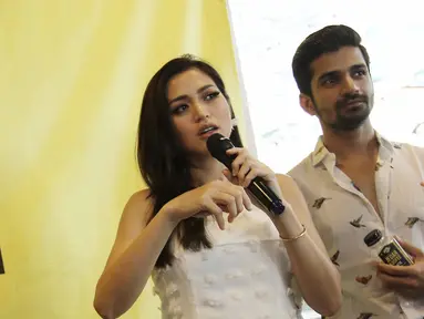 Aktris Jessica Iskandar didampingi aktor India, Vishal Singh, dalam peluncuran Jedar Koofee di Kemang, Jakarta, Sabtu (29/7). Bekerja dalam program acara yang sama, membuat keduanya digosipkan menjalin hubungan spesial. (Liputan6.com/Herman Zakharia)