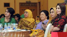 Mensos Khofifah (kedua kiri) saat mengikuti keynote speaker tatap muka sejarah tokoh perempuan dan pimpinan organisasi perempuan di auditorium adhyana, Jakarta, Senin (14/12). (Liputan6.com/Helmi Afandi)