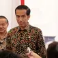 Presiden Joko Widodo menjawab pertanyaan wartawan usai menggelar pertemuan dengan Dubes RI untuk Brasil Toto Riyanto dan Menlu Retno LP Marsudi di Istana Merdeka, Jakarta, Selasa (24/2/2015). (Liputan6.com/Faizal Fanani)