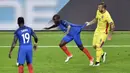 Gelandang Prancis, N’Golo Kante, ditarik bajunya oleh penyerang Rumania, Denis Alibec, pada laga Grup A Piala Eropa 2016. Rumania melakukan pelanggaran sebanyak 13 kali sedangkan Prancis hanya lima kali. (AFP/Philippe Lopez)